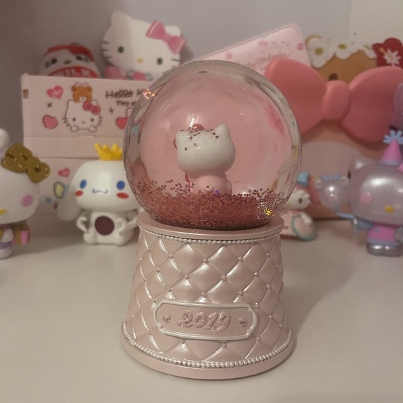 Rare Hello Kitty 45th Anniversary Snow Globe - Picture 3 of 3